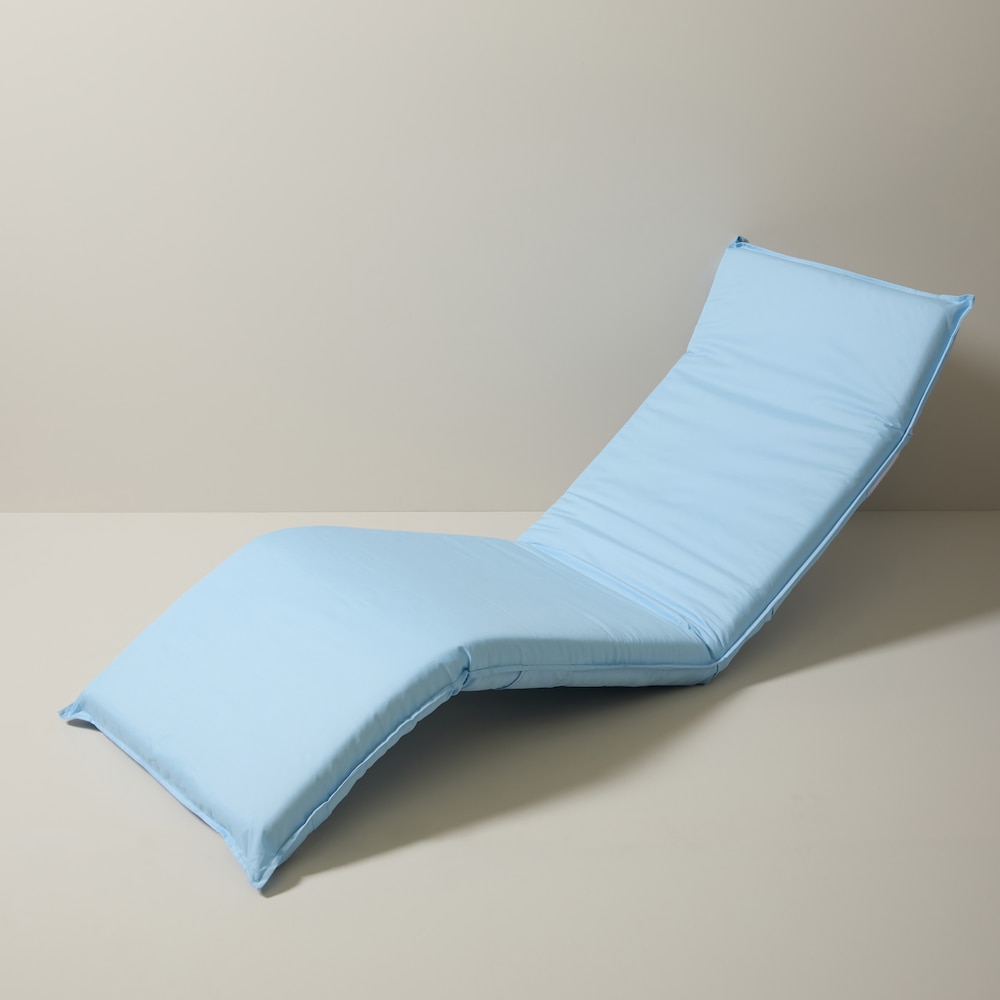 oui foldable beach lounger